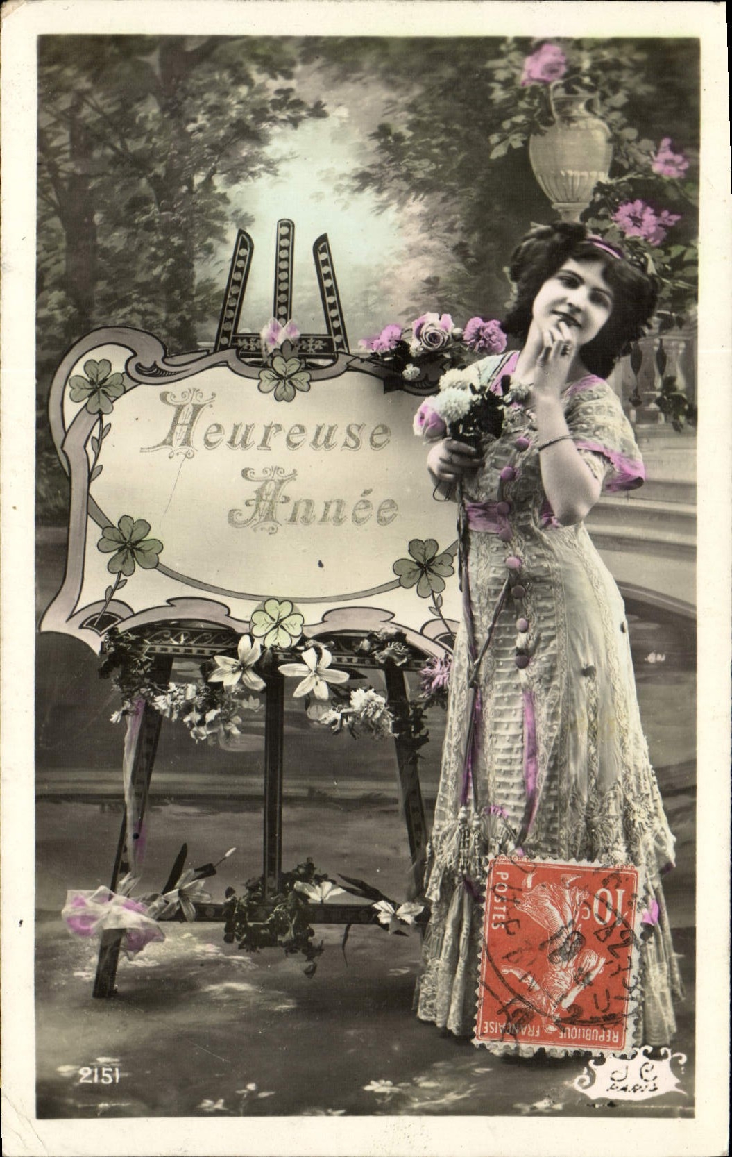 Femme en robe ornée — 'Heureuse Année' — éditeur anonyme, n° 2151