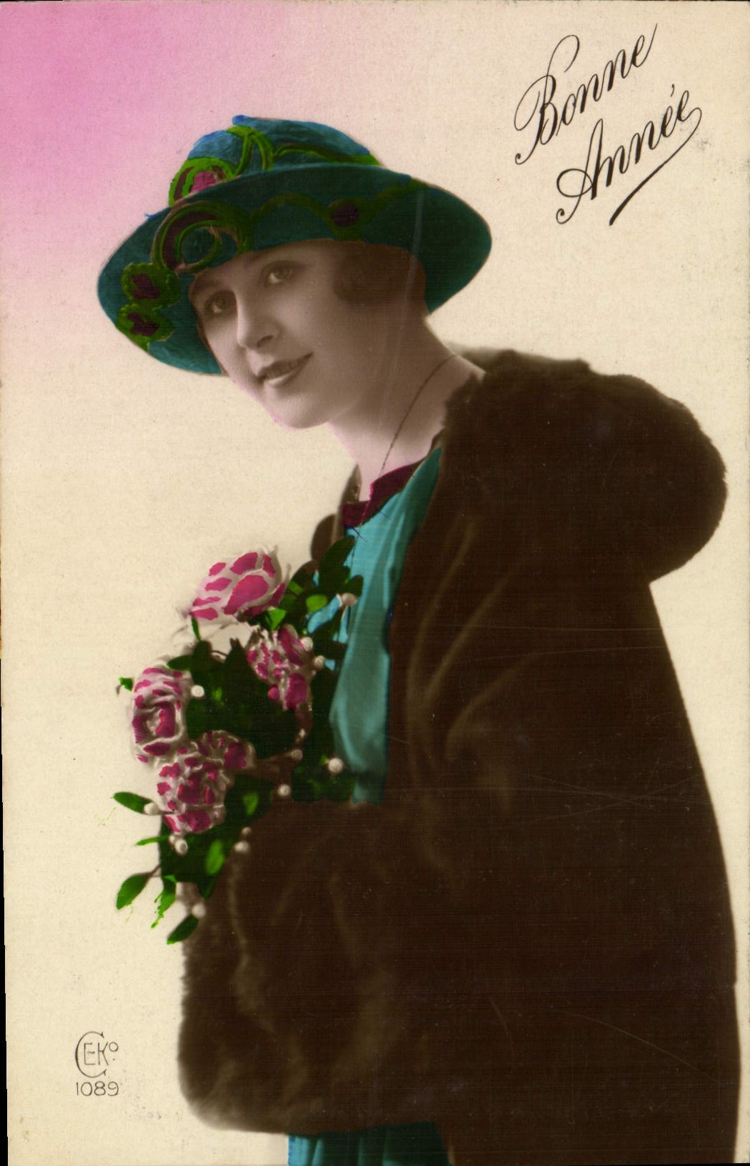 Femme en manteau fourrure et chapeau — avec bouquet de roses — éditeur CEK° n°1089