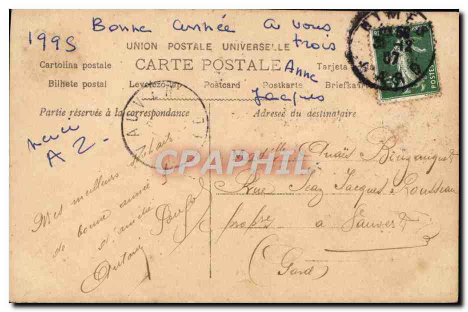Femme en robe à fourrure tenant un bouquet — Heureuse Année — Union Postale Universelle, n° 2111 — Reverso