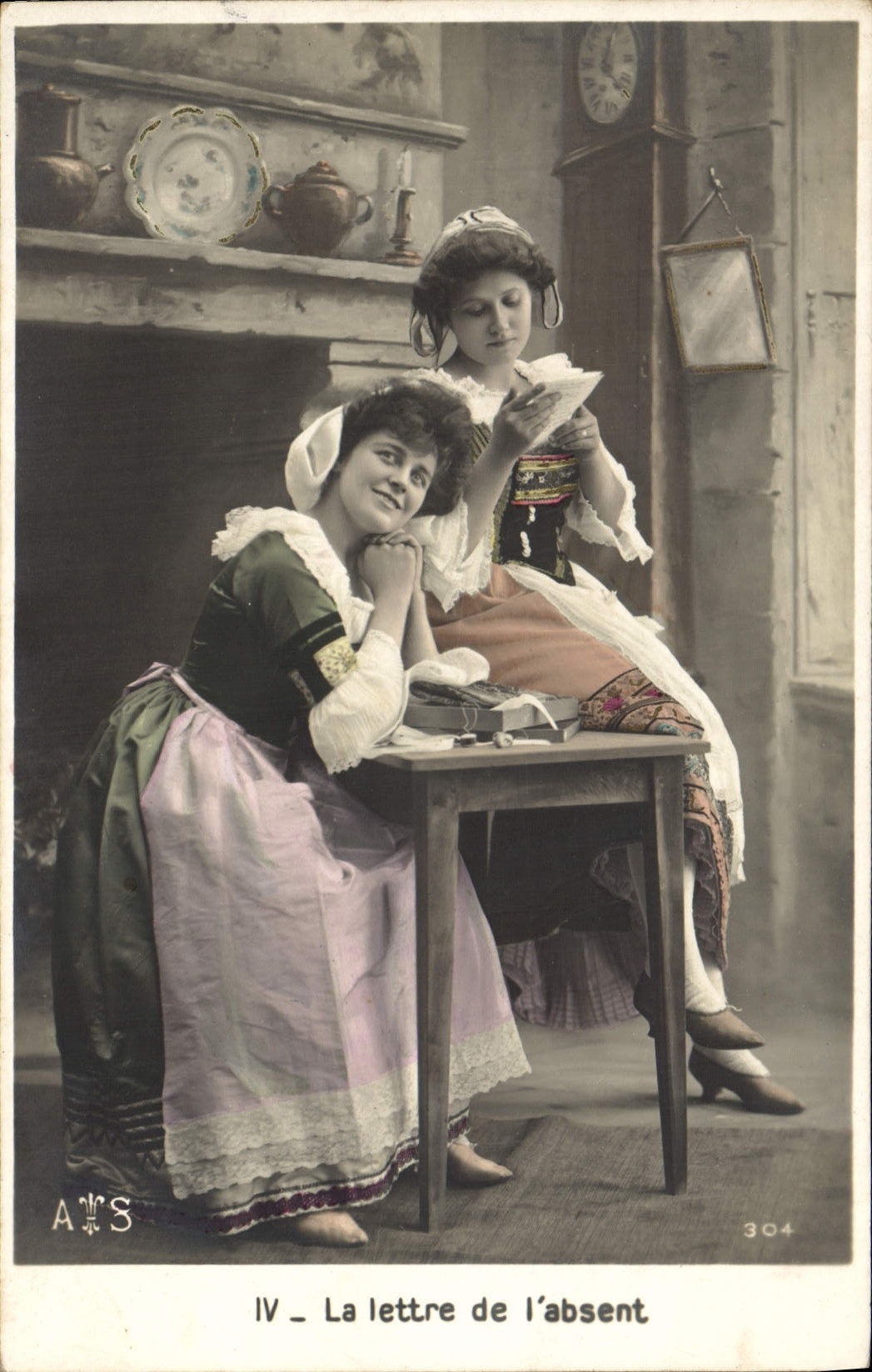 Deux jeunes femmes en costume — scène intérieure — A.T.S. n° 304