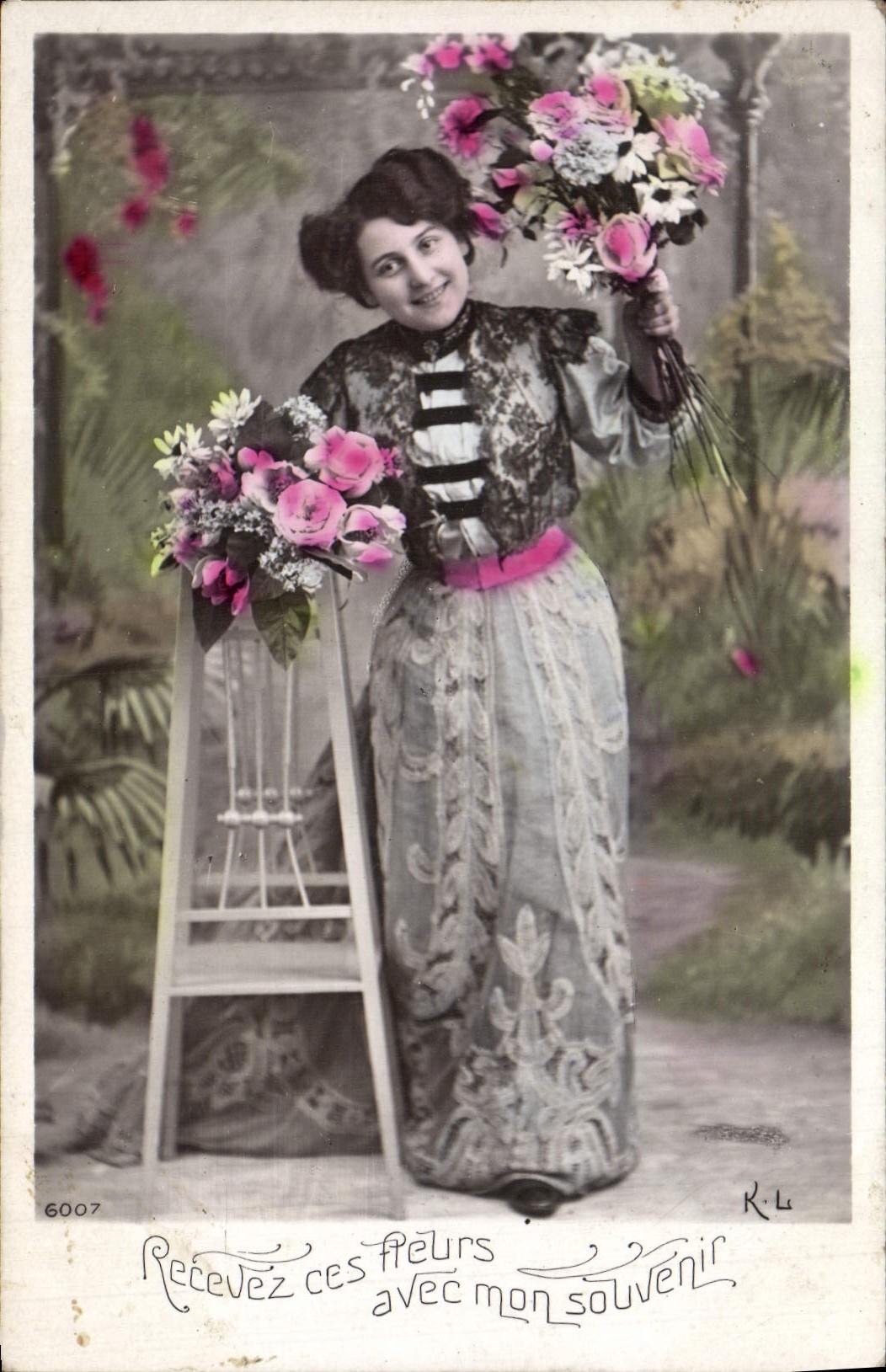 Femme avec bouquet de fleurs — carte postale colorisée — R.L. n°6007