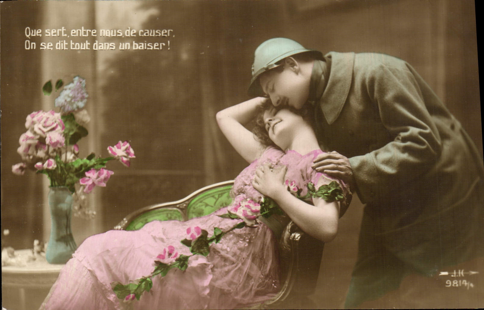 Soldat mit Helm und Frau in rosa Kleid — J.K. 98174