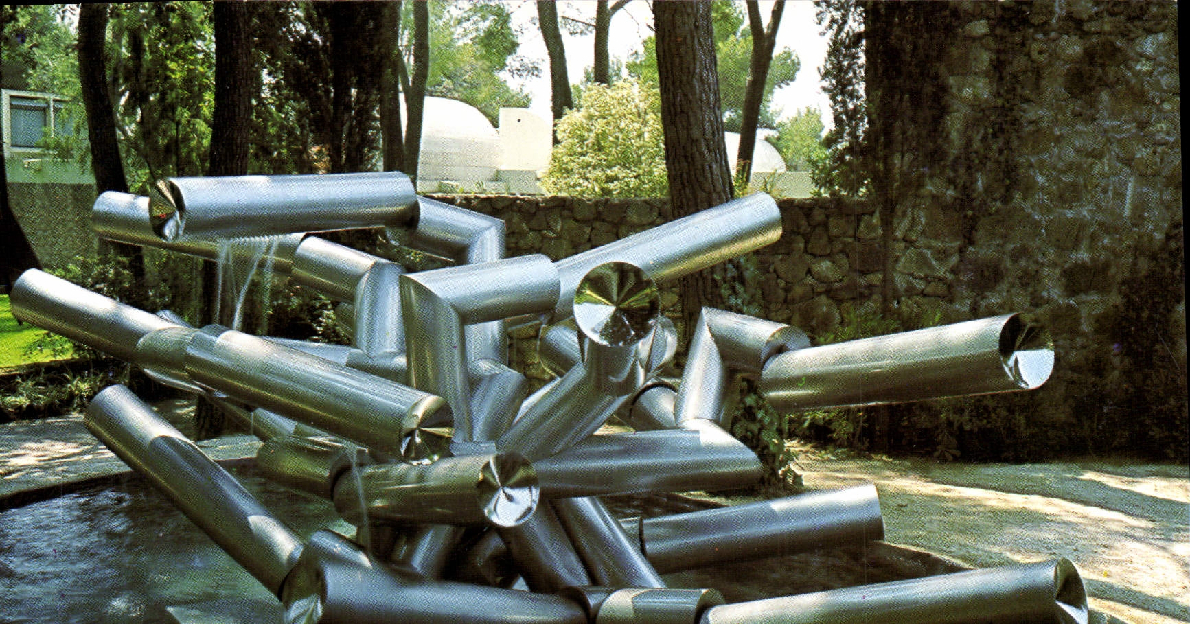 Fontaine — sculpture en tubes métalliques — Fondation Maeght, Saint-Paul-de-Vence