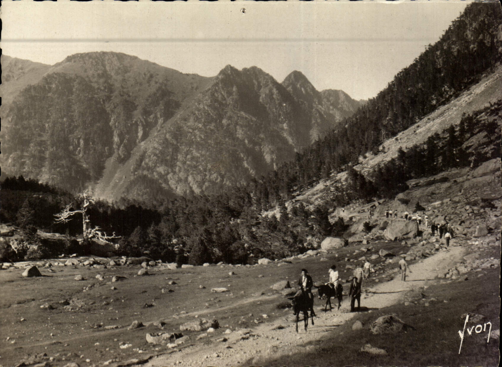 Arrivée au lac de Gaube — Env. de Cauterets (Htes-Pyrénées) — Yvon 17