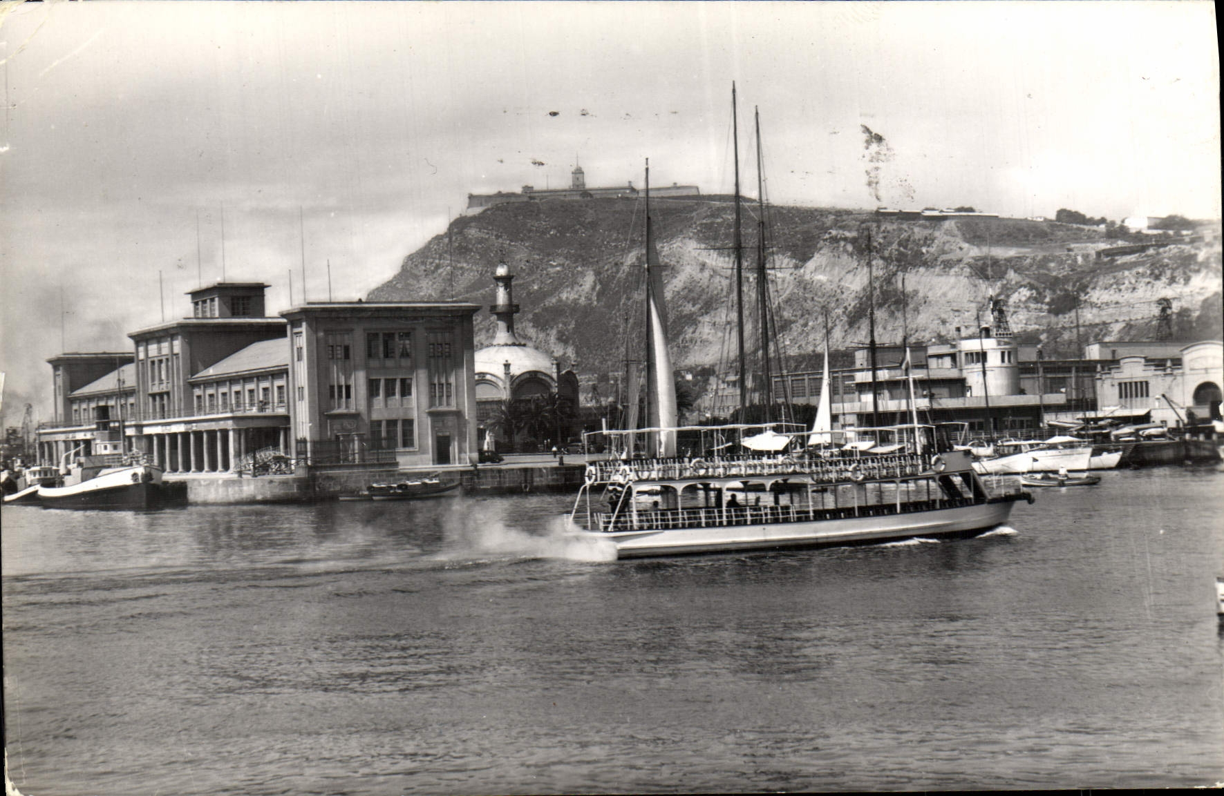 Port de Barcelone — vue du port avec bateau à vapeur — Estación Marítima Al fondo Montjuich