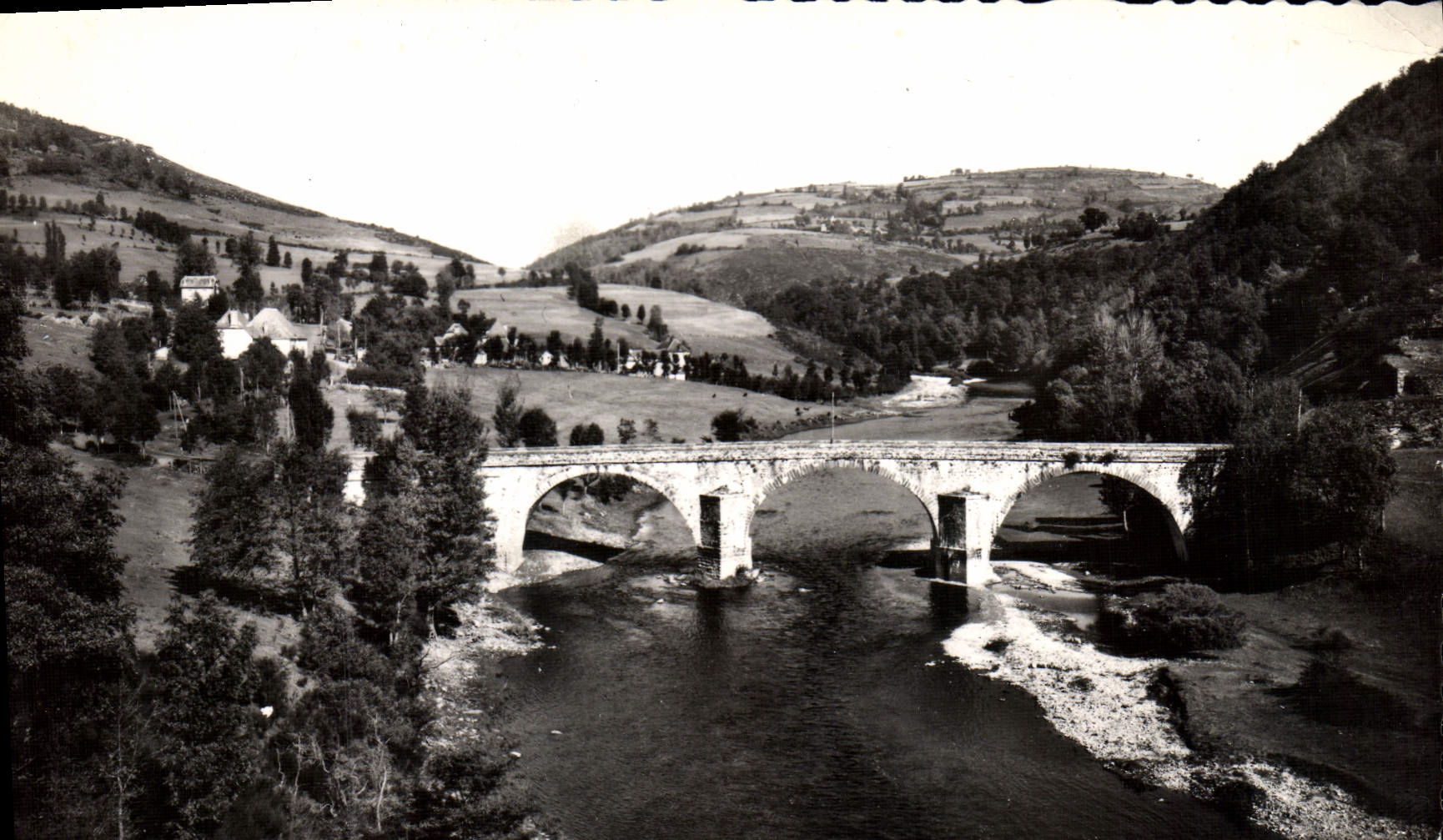 Le Village et le Pont de LANAUD — Production H.T.L. 6, rue Pierre-Leroy, Limoges