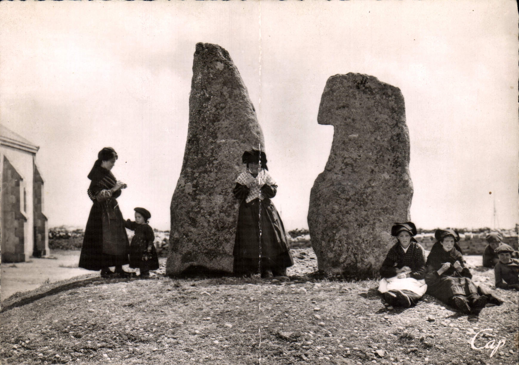 Moderne Ansichtskarte Szenen und Typen der Bretonen Die Redner Menhirs der Insel Sein
