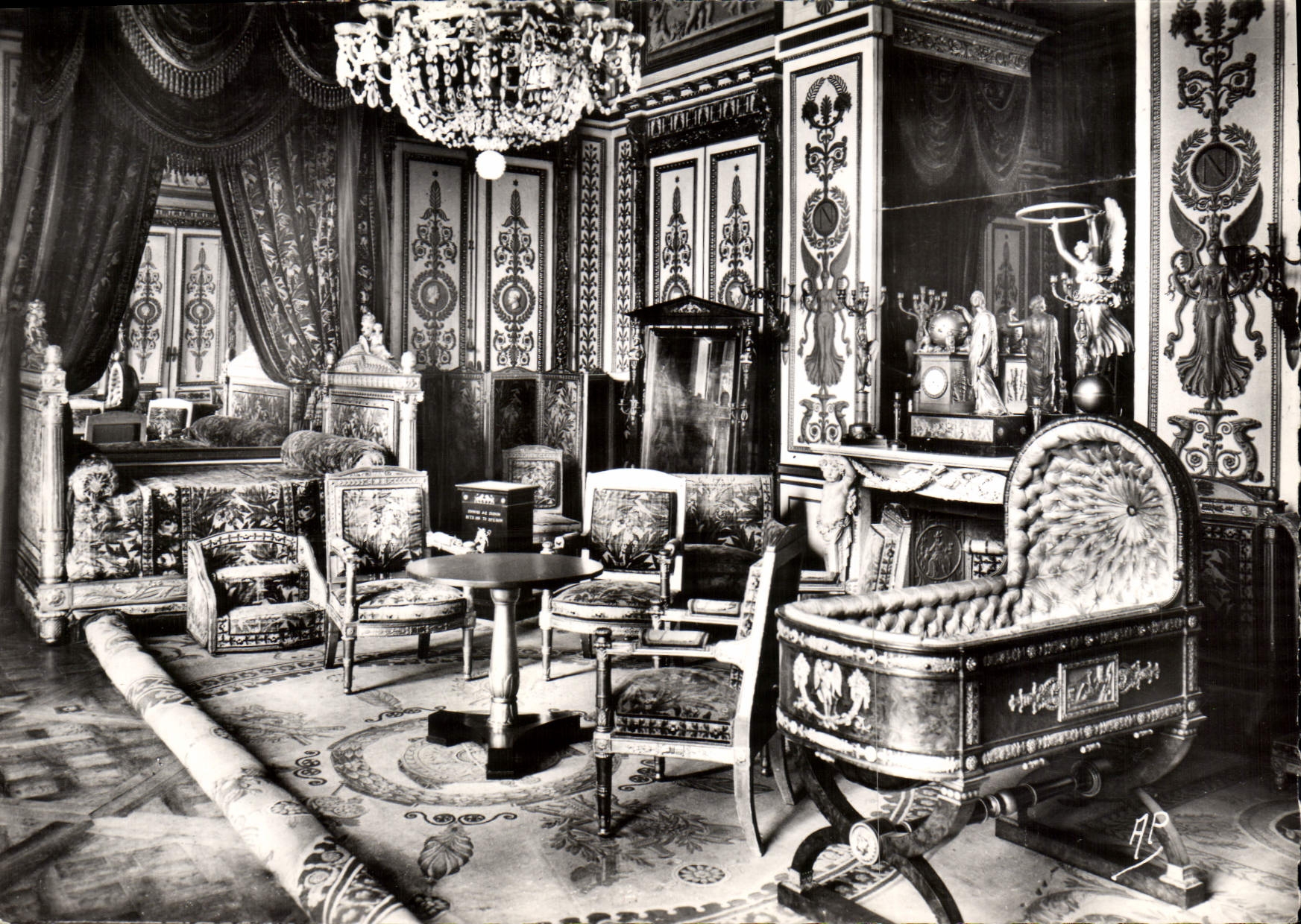 Palais de Fontainebleau — Chambre à coucher de Napoléon Ier et berceau du Roi de Rome — Éd. d'Art A.P., 11 bis, rue Colbert, Versailles