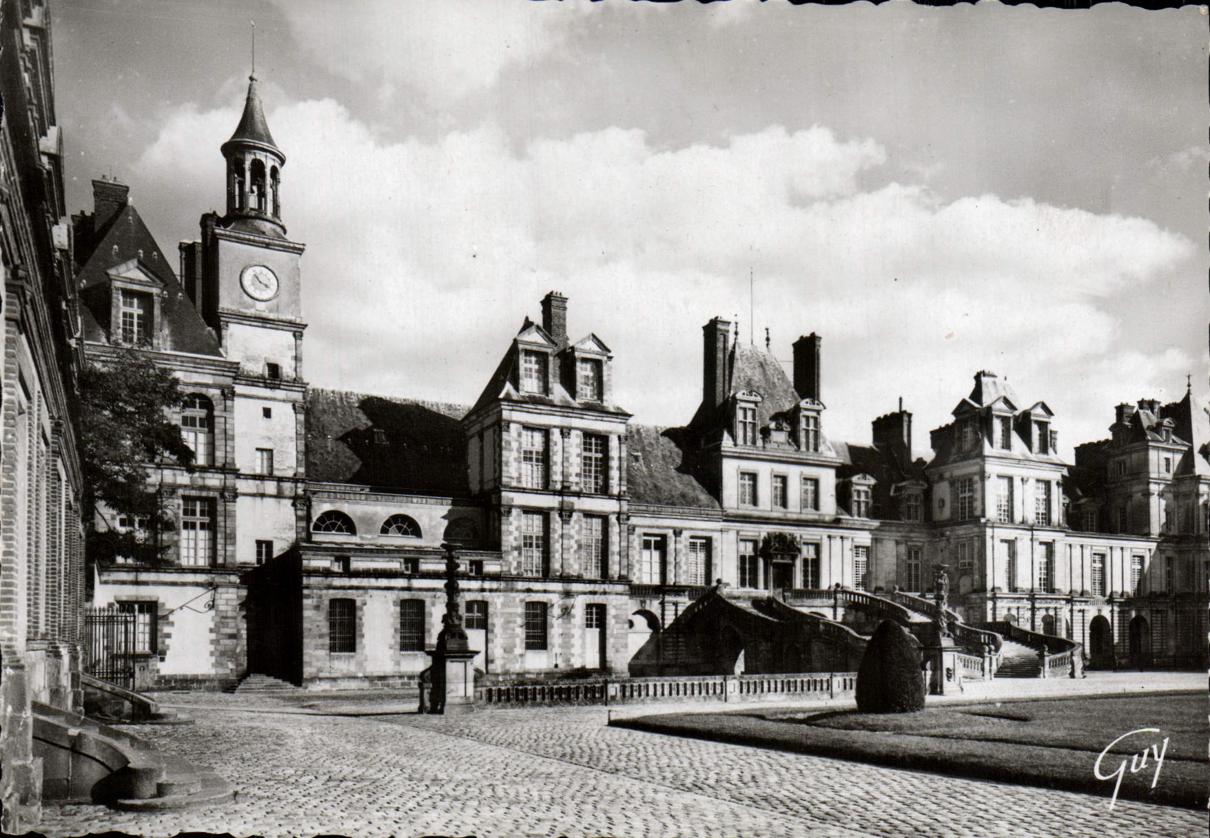 Fontainebleau (Seine-et-Marne) — Das Schloss - Cour des adieux und escalier du fer à cheval — Éd. d'Art GUY, Paris