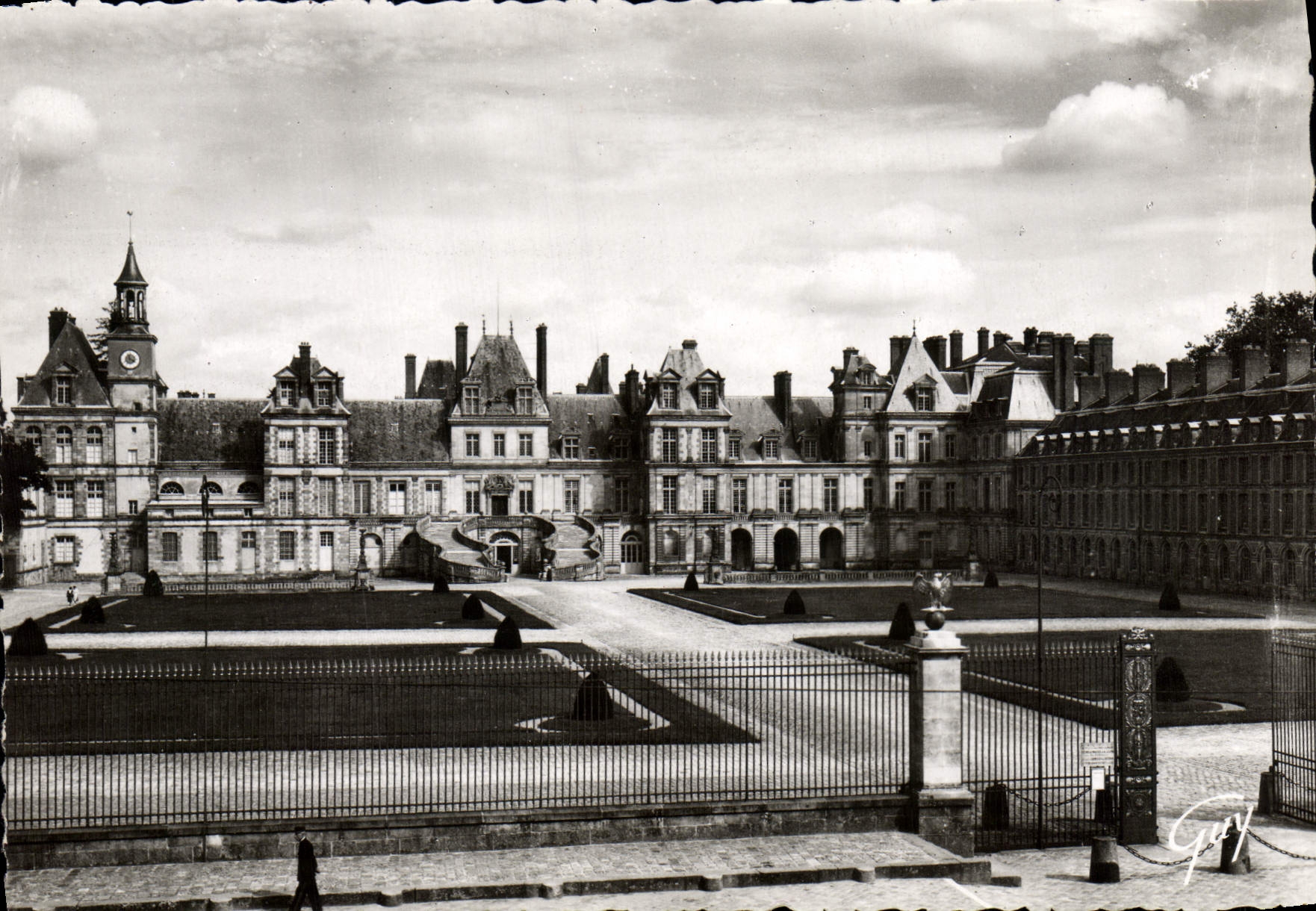 Fontainebleau (Seine-et-Marne) — Le château. Cour du cheval blanc ou des adieux — Éd. d'Art GUY, Paris