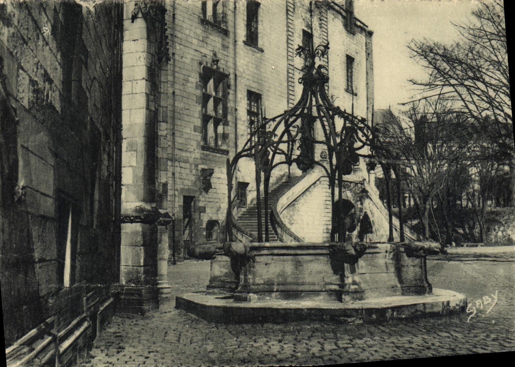 CPM Nantes Le Chateau des Ducs de Bretogne Le Vieux Puits de la couronne
