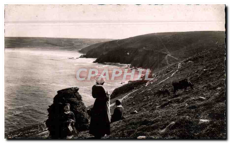 CPM Scenes et Types Bretons Tricoteuses a la pointe du Raz et baie des Trepasses Folklore