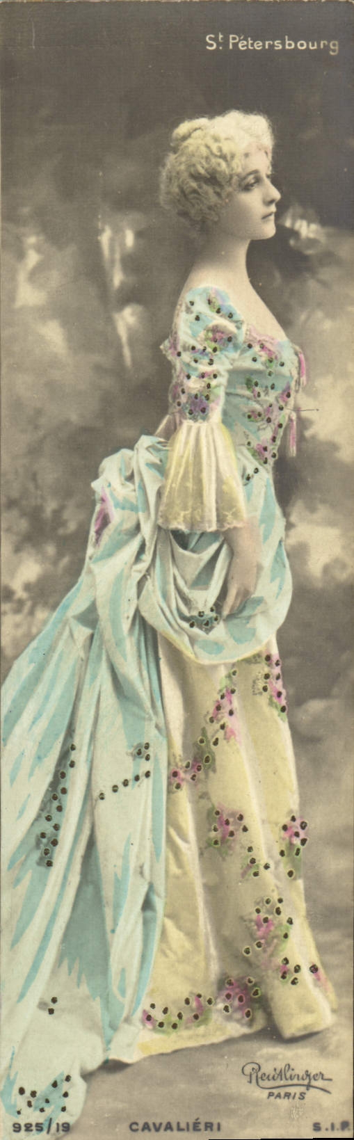 Femme en robe ornée — Saint-Pétersbourg — Reichlinguer, Paris, n° 925/19