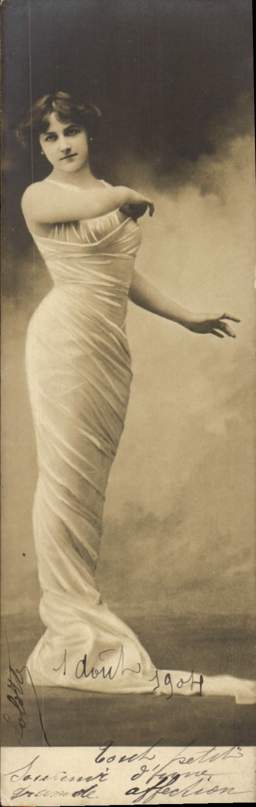 Femme en robe drapée — portrait photographique — studio L. Doutz, 1904