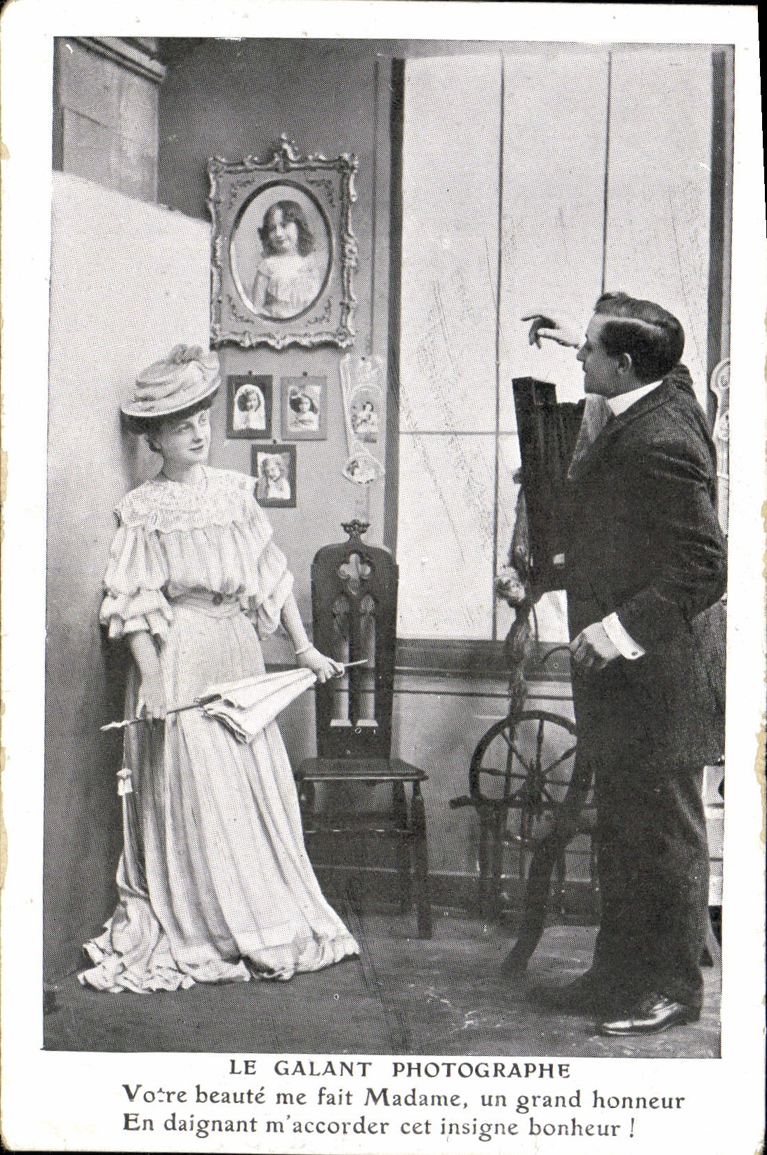 Le Galant Photographe — Madame, un grand honneur ! — J.C. Paris