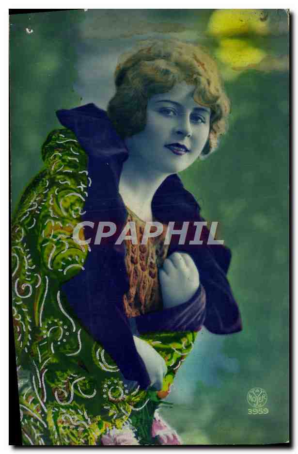 Jeune femme en robe verte et manteau violet — Noyer, n° 3959