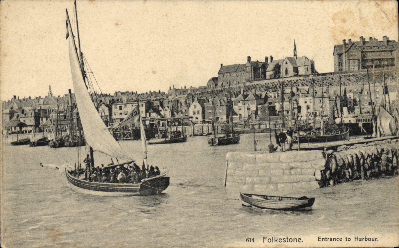 CPA Folkestone Entrance To Harbour Bateaux