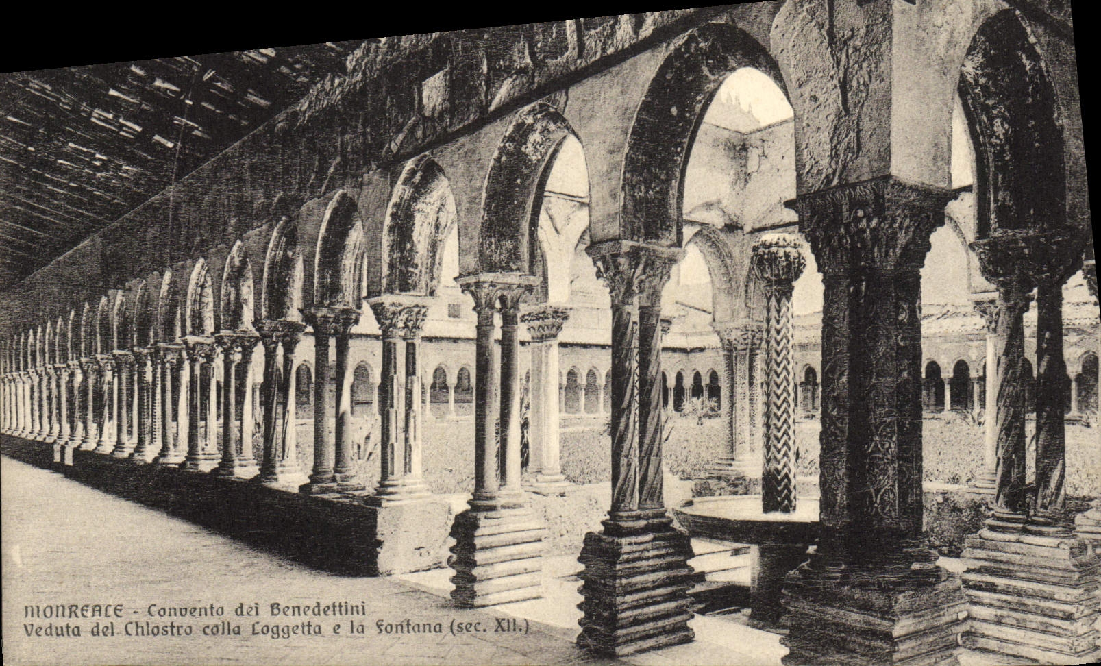 CPA Moreale Convento Dei Benedettini Veduta Del Chlastra Colla Loggetta e la fontana