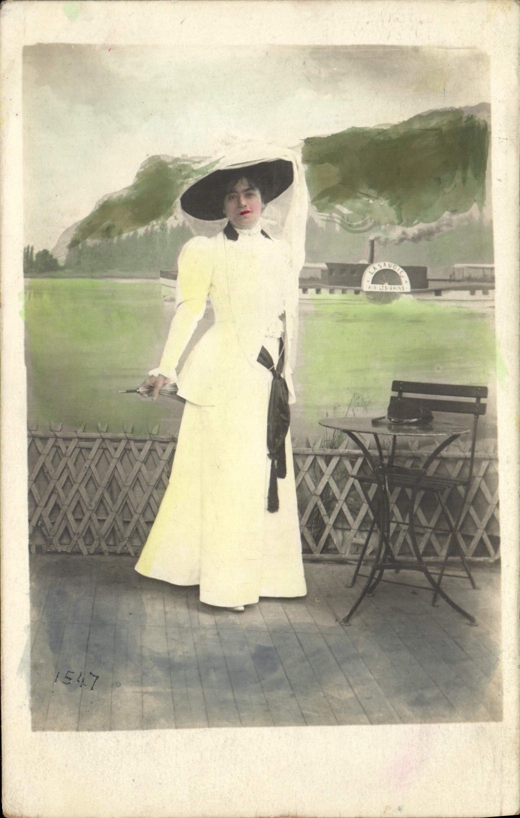 Femme en robe blanche et chapeau — Aix-les-Bains — Th. MORIVAL, Grand-Port, Aix-les-Bains