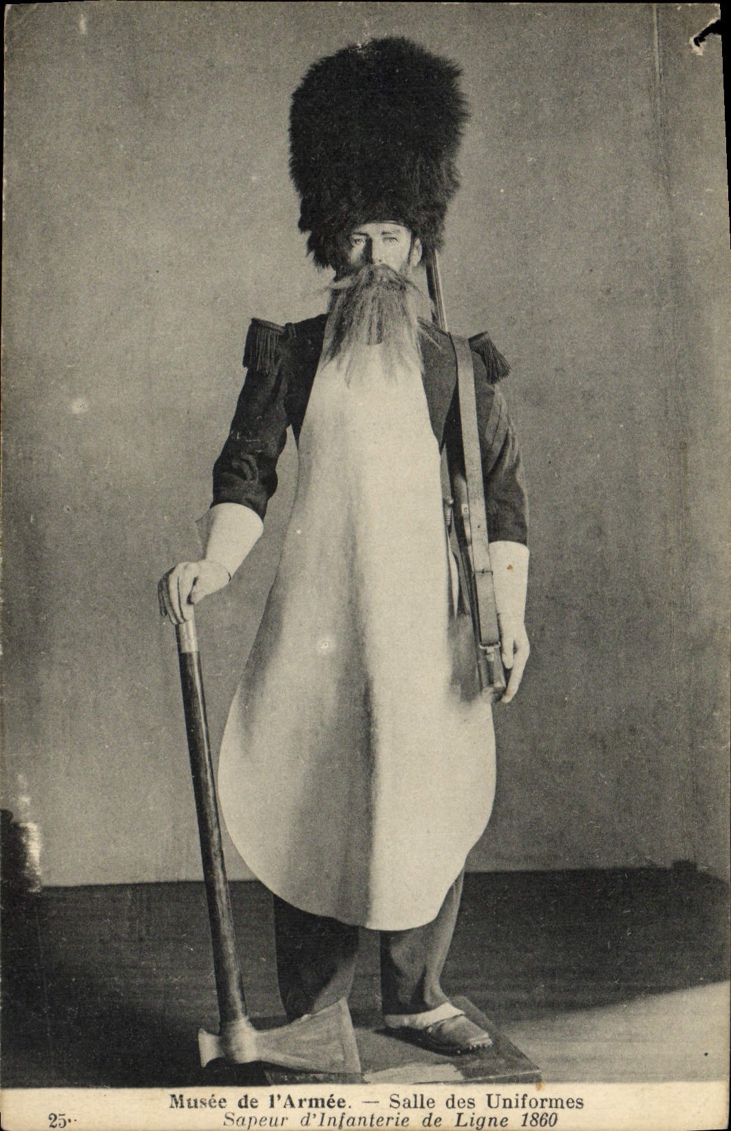 CPA Musee De l'Armee Sallee Des Uniformes Sapeur d'Infanterie De Ligne 1860 Militaria 
