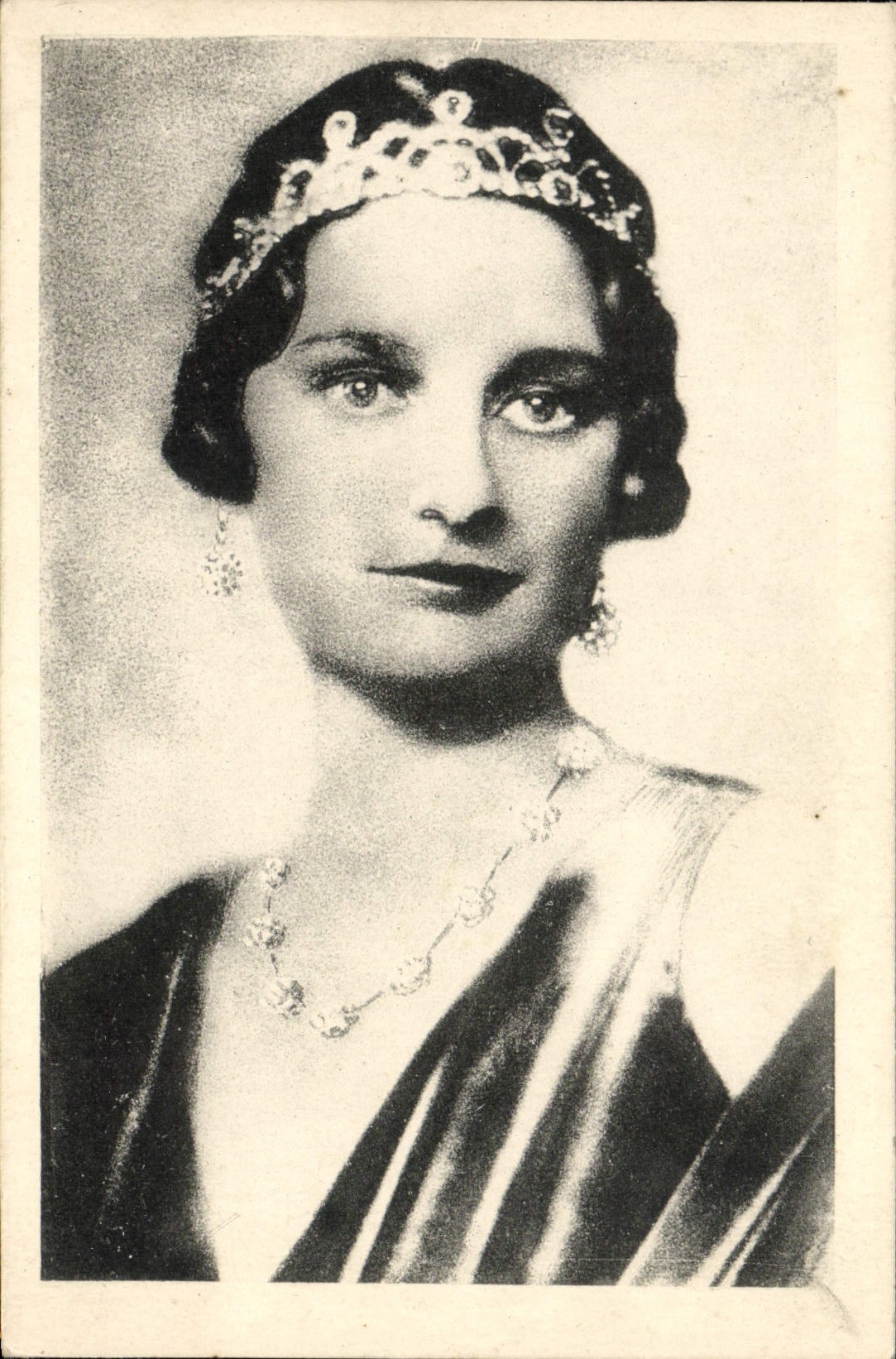 Portrait d'une dame — couronne et bijoux — éditeur CPAPHIL, n° 654/1197