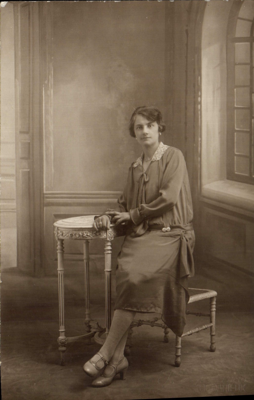Jeune femme assise — intérieur élégant — éditeur inconnu