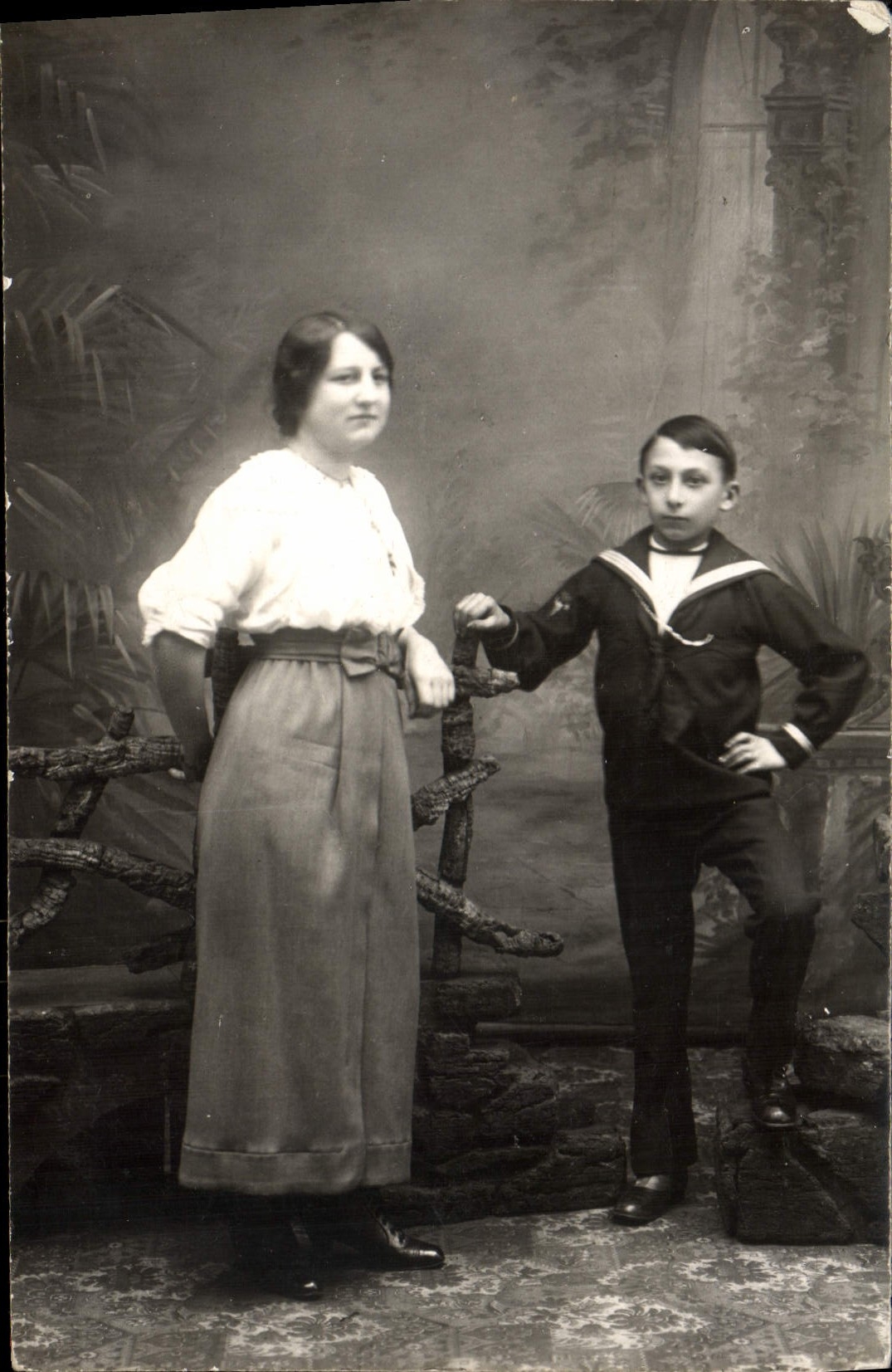 Femme et garçon en costume marin — studio photographique — R. Guillainnot, Paris