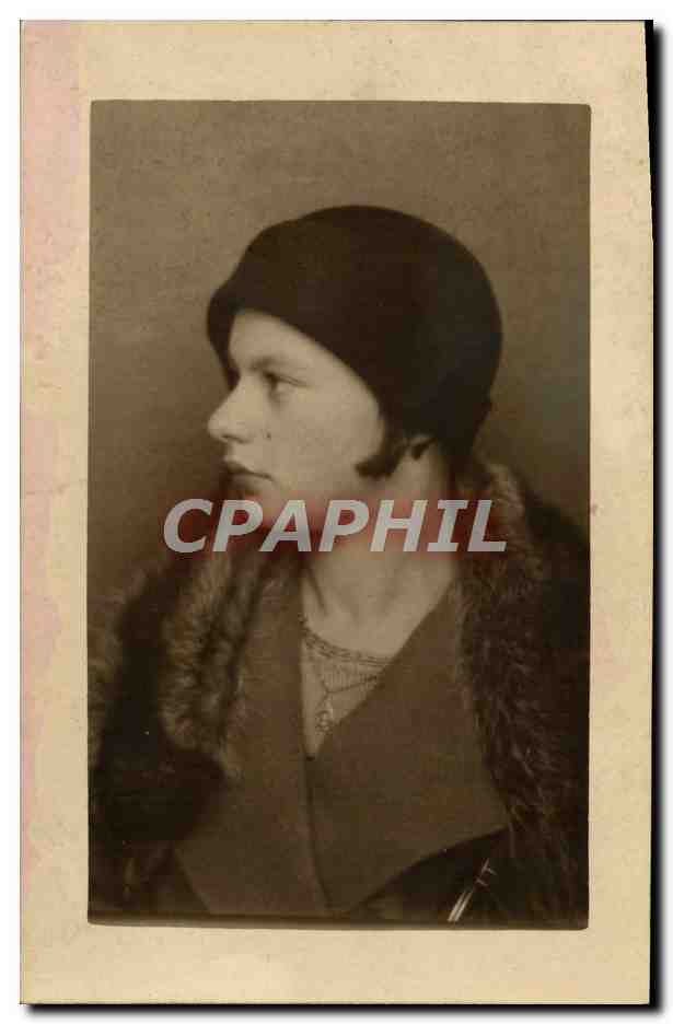 Junge Frau im Hut und mit Pelzjacke — Portrait — Antike Ansichtskarte