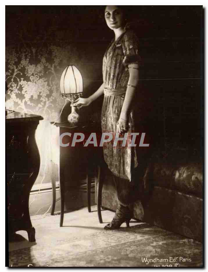 Frau in einem gemusterten Kleid — elegantes Interieur — Wyndham Verlag, Paris, Nr. 108