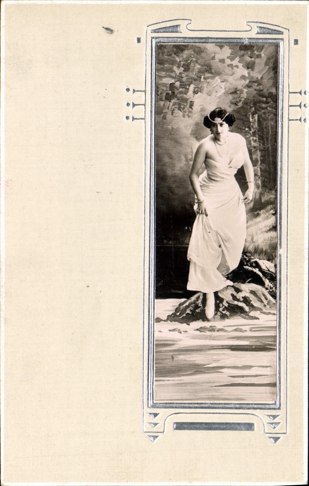 Femme en robe drapée — dans un cadre Art Nouveau — éditeur non identifié