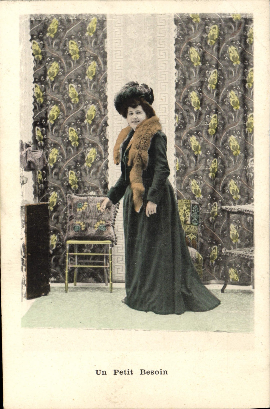 Une femme en robe longue et fourrure — Un Petit Besoin — éditeur non visible
