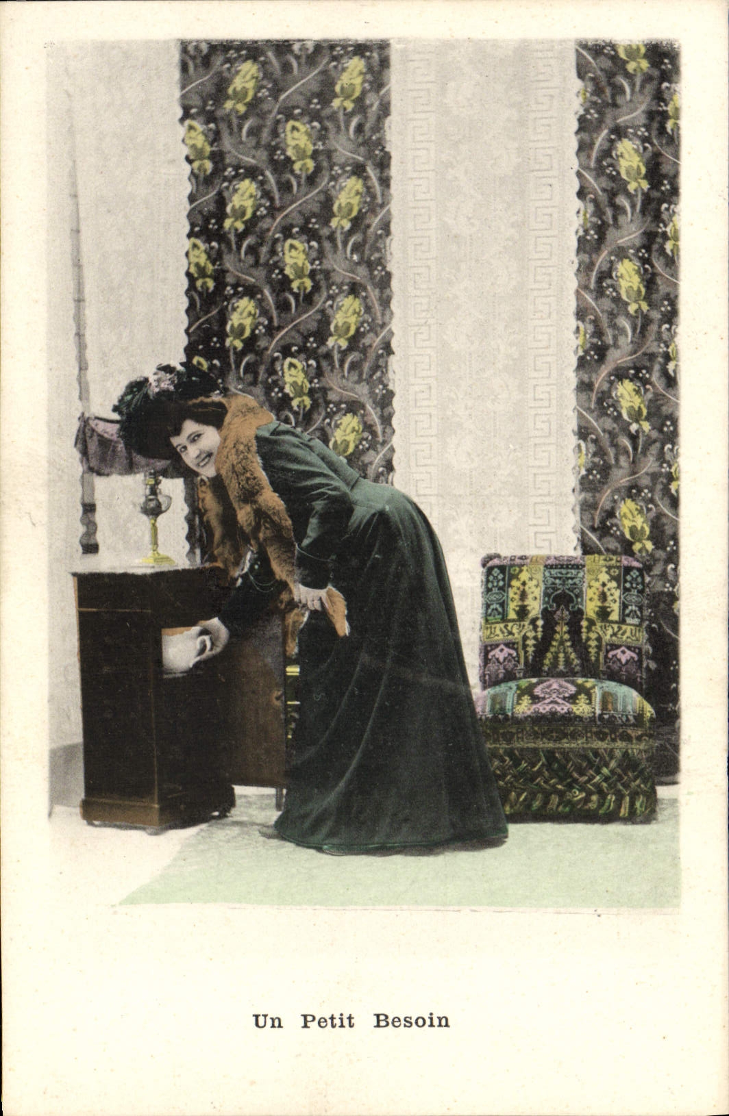 Una mujer en vestido verde — Un Pequeño Necesidad — editor no visible