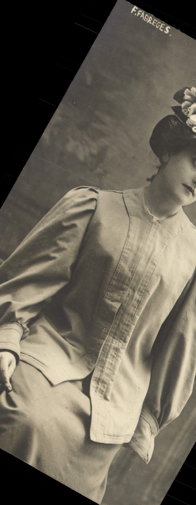 Femme en costume d'époque — F. Fabreges — photographe