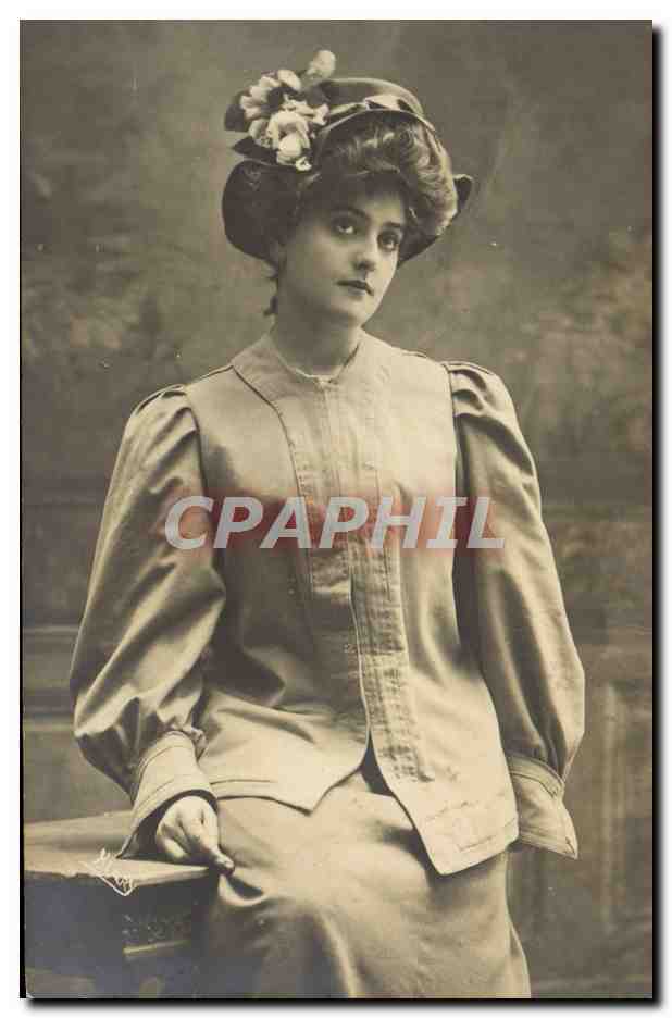 Jeune femme en costume d'époque — photo studio — éditeur anonyme