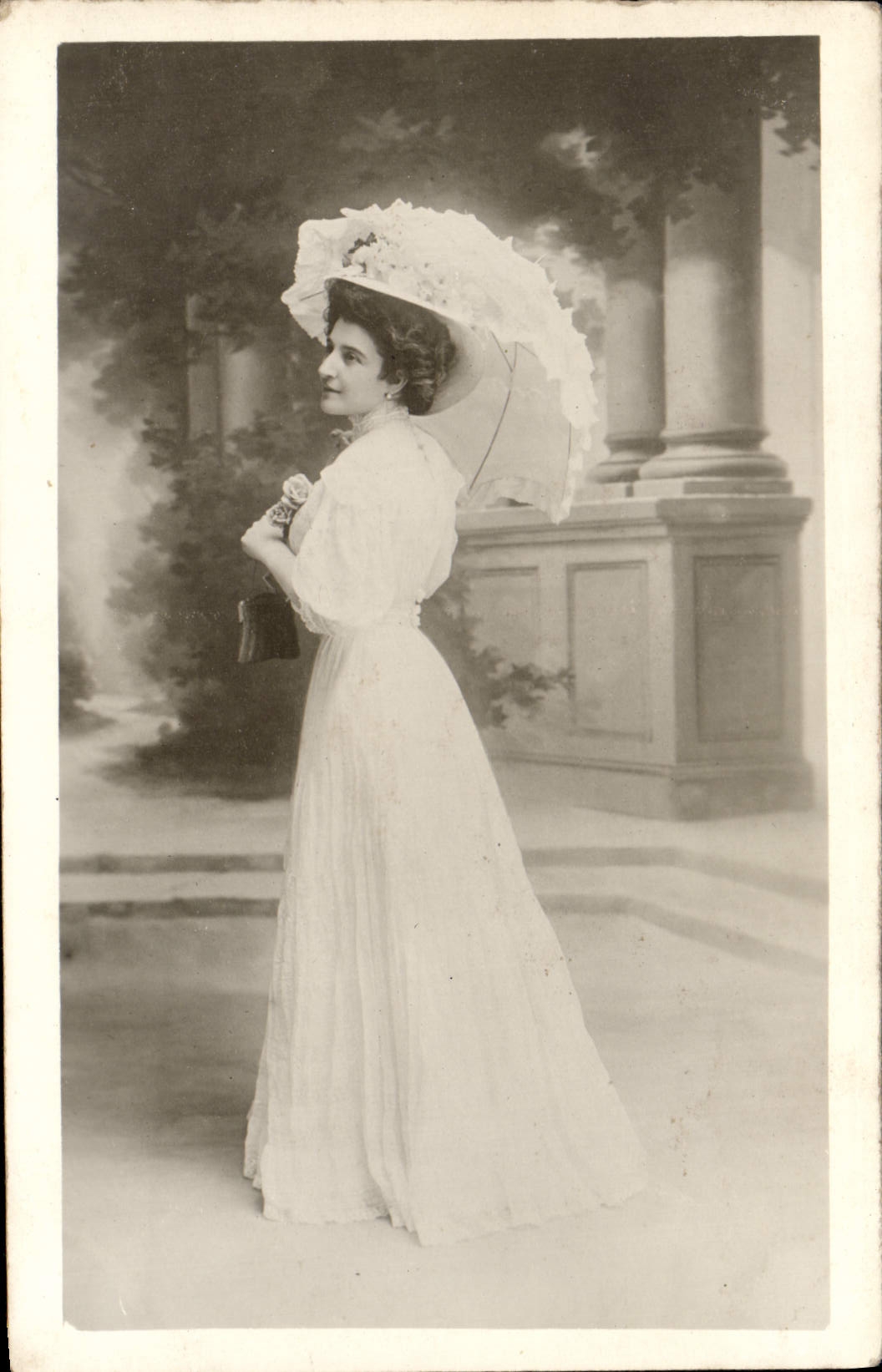 Femme en robe blanche et parapluie — studio — éditeur non visible