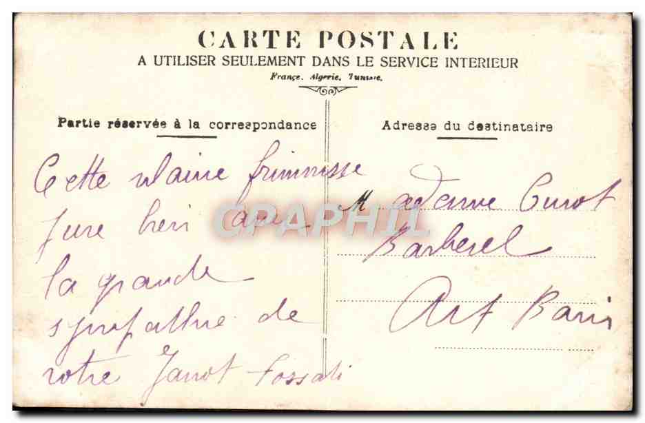 Femme en robe blanche et parapluie — studio — éditeur non visible — Reverso