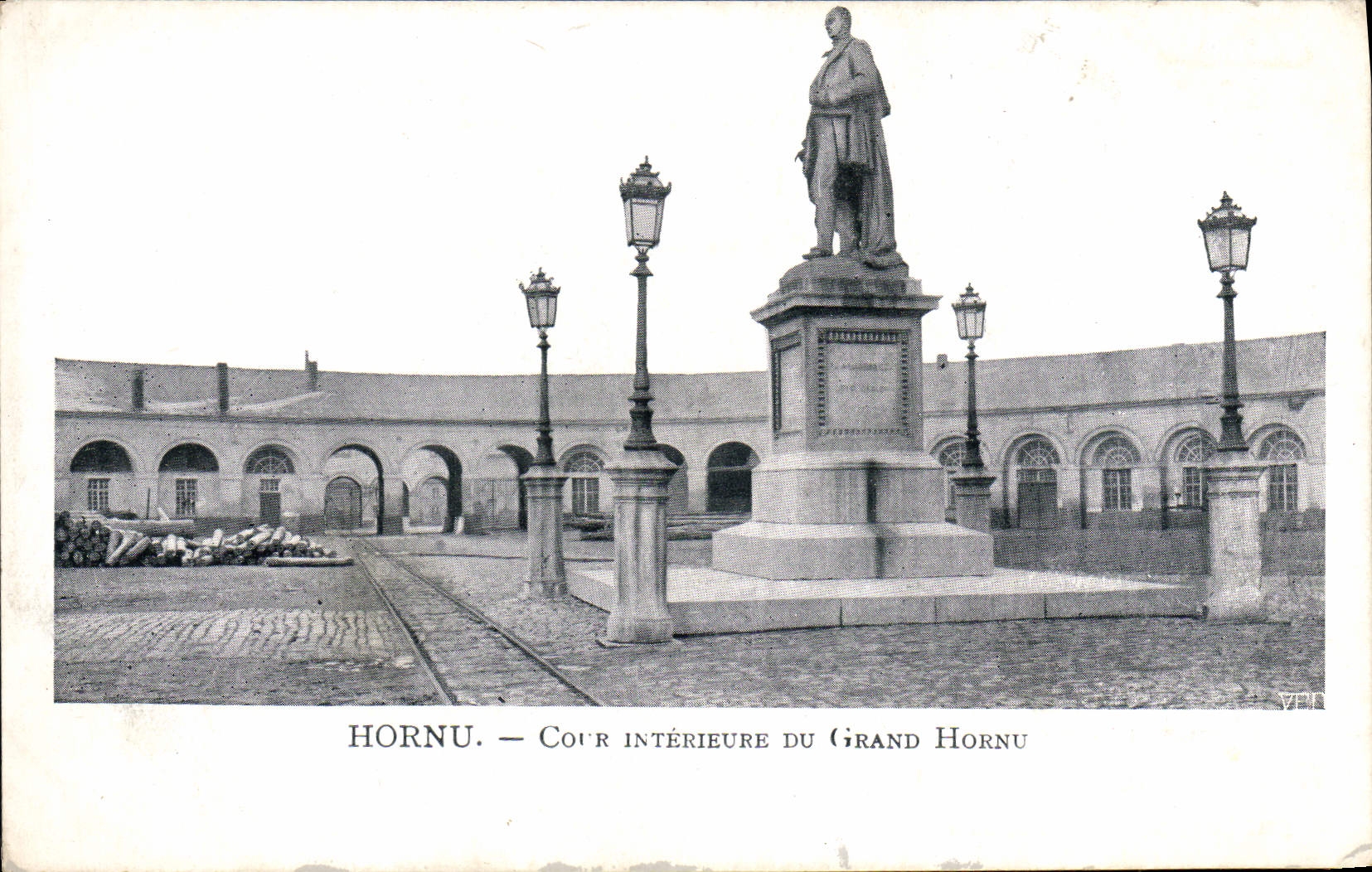 CPA Hornu Cour Interieure Du Grand Hornu Publicite A la grande maison Paulin Marchal Rue de la chaussee Mons 