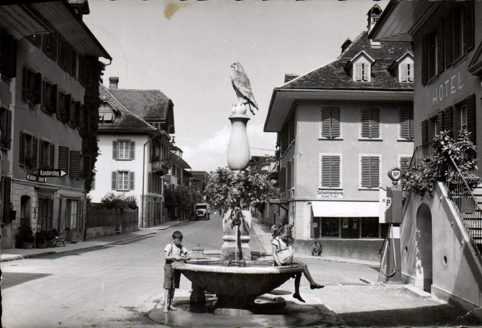 CPM Dorfplatz In Frutigen Mit Dam Adlerbrunnen Enfants