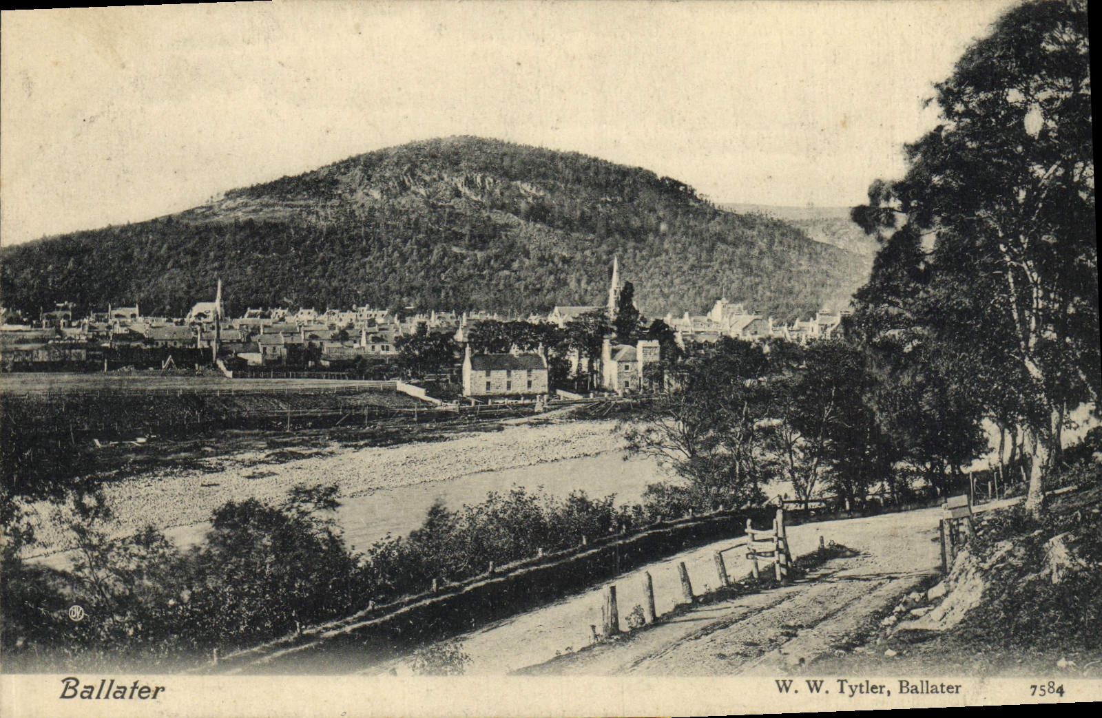 Ballater — vue du village et du mont Ballater — W. W. Tytler, Ballater, n° 7584 - Anverso
