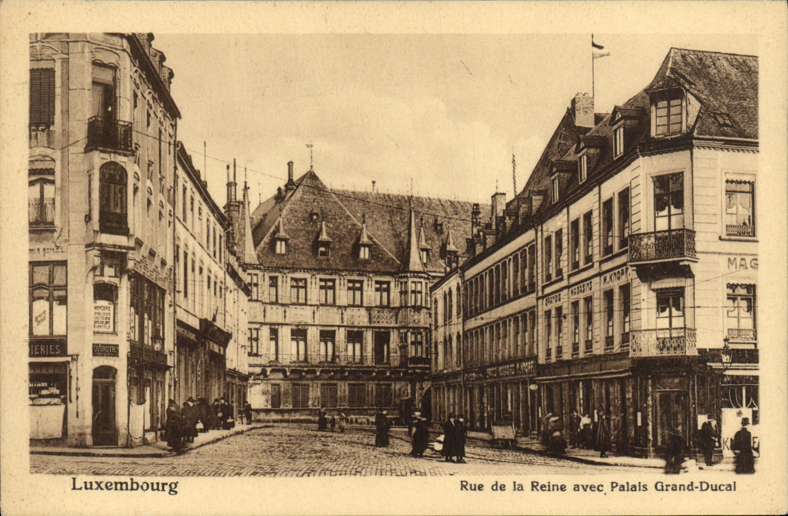 CPA Luxembourg Rue De La Riene Avec Palais Grand Ducal