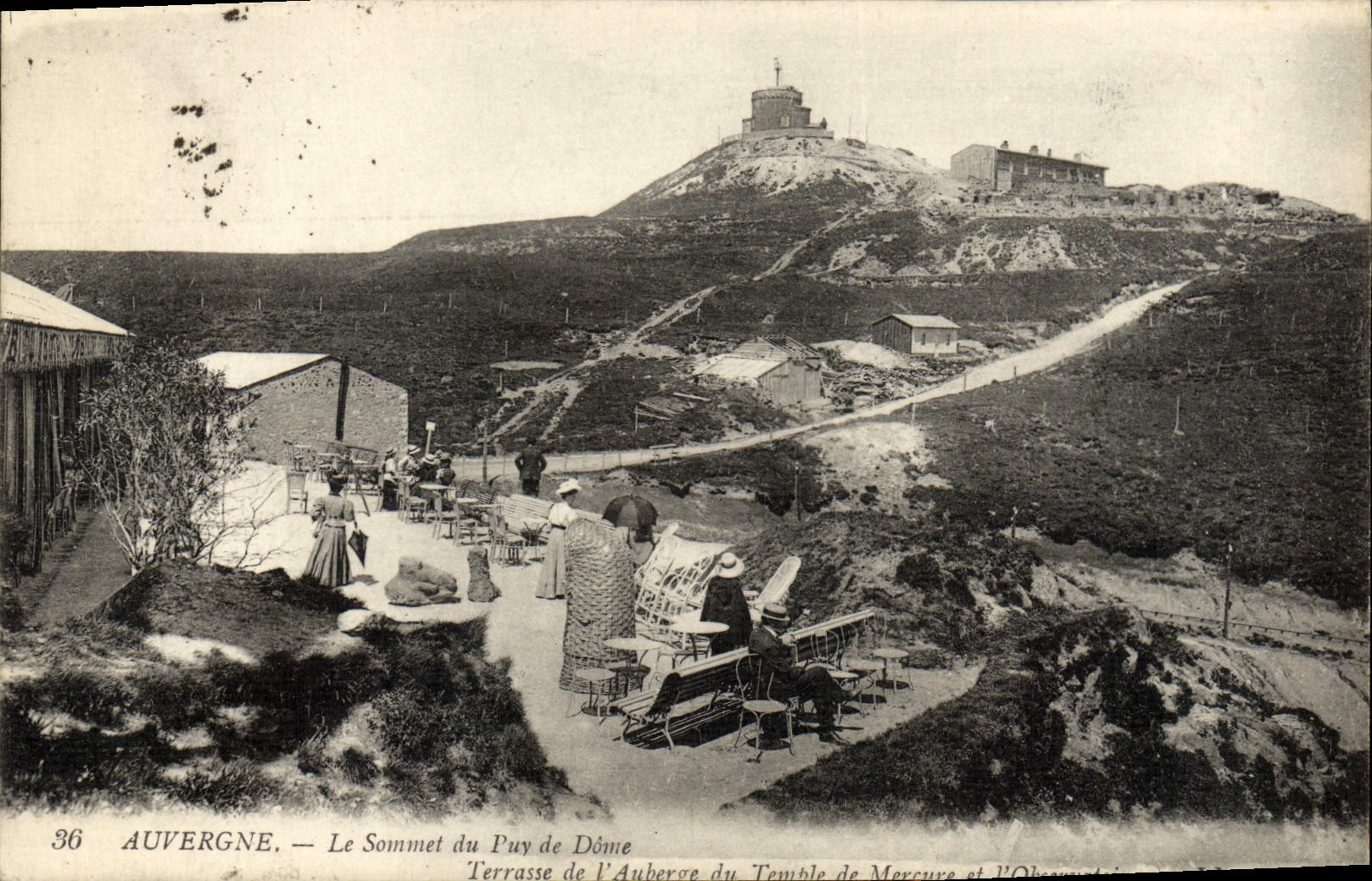 Auvergne — Le Sommet du Puy de Dôme — Terrasse de l'Auberge du Temple de Mercure et l'Observatoire