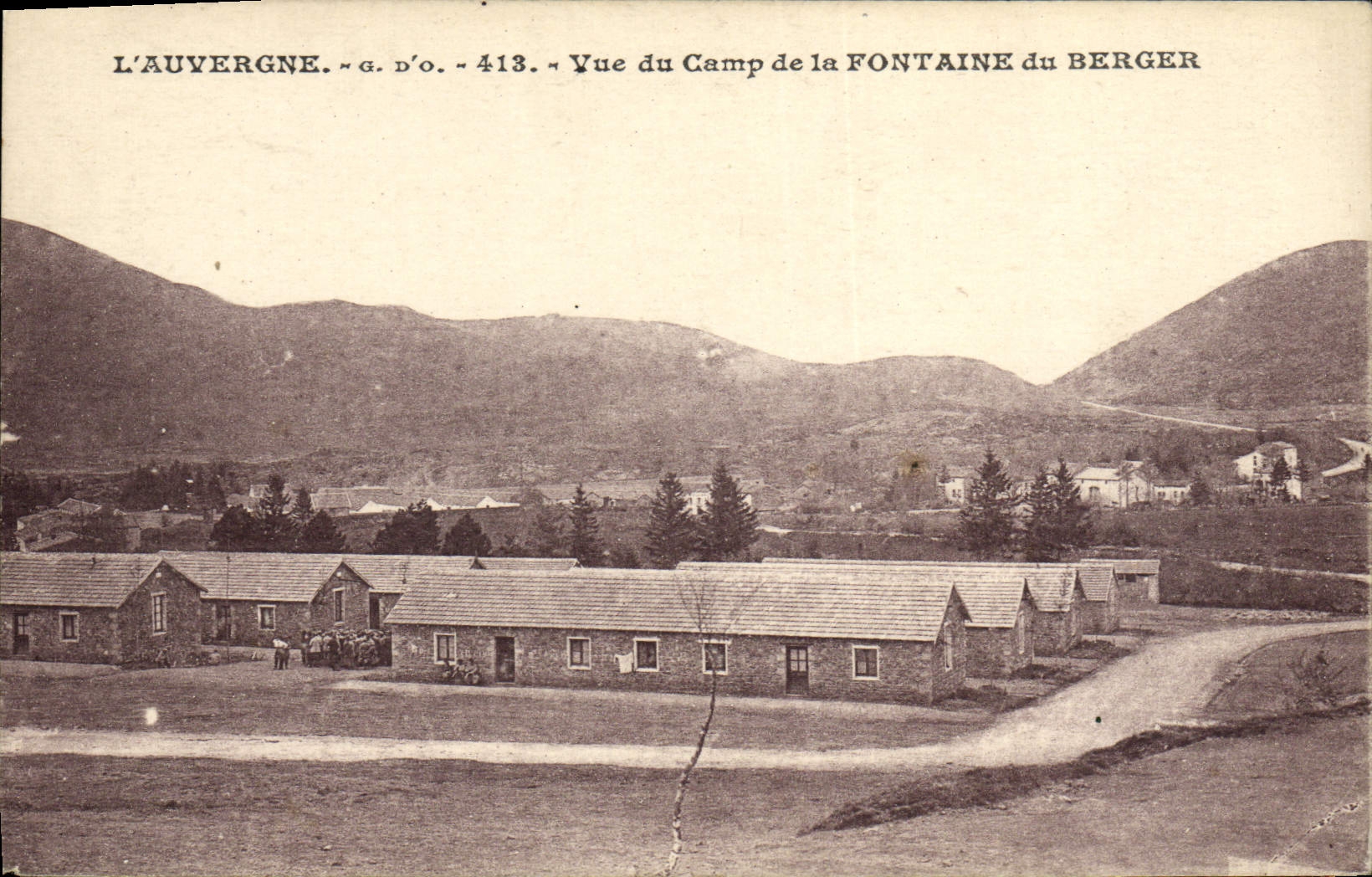 Camp de la Fontaine du Berger — L'Auvergne — n° 413 — éditeur J. Goutiefangens