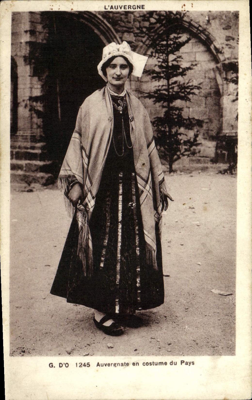 Auvergne — femme en costume du Pays — G. D'O 1245