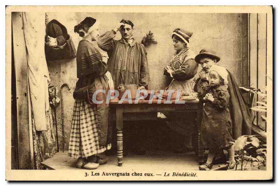 CPA Les Auvergnats Chez Eux Le Benedicite Folklore