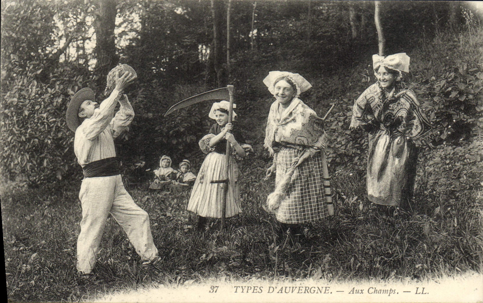 Types d'Auvergne — Aux Champs — LL. — N° 37