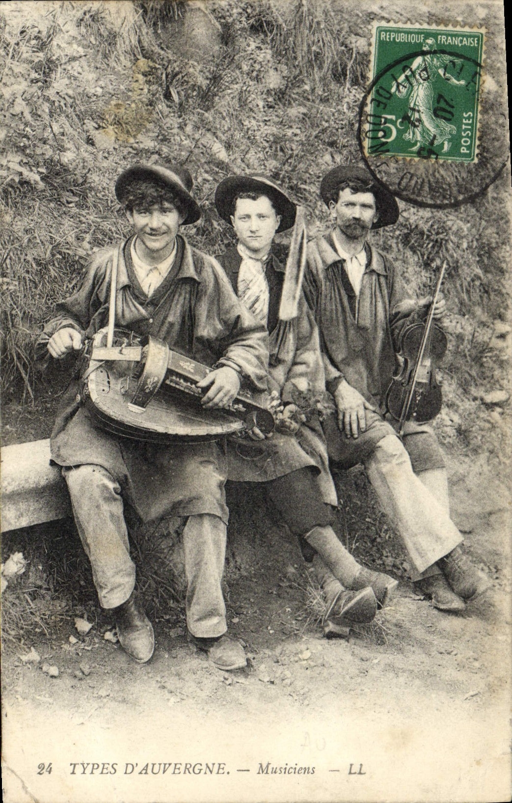 CPA Types d'Auvergne Musiciens Folklore Musique