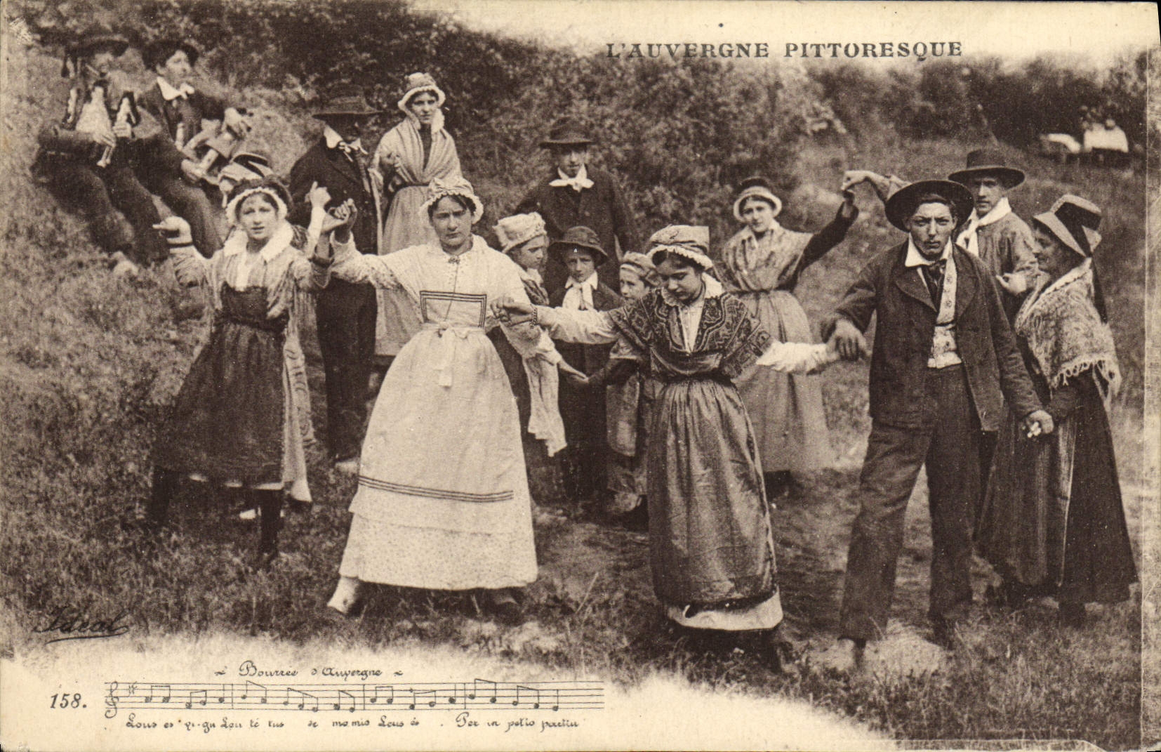 CPA L'Auvergne Pittoresque la bourree Folklore