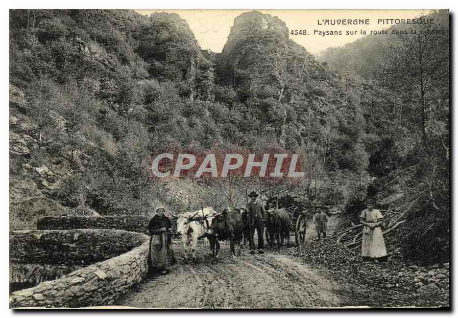 L'Auvergne pittoresque — Paysans sur la route dans la montagne — n° 4548