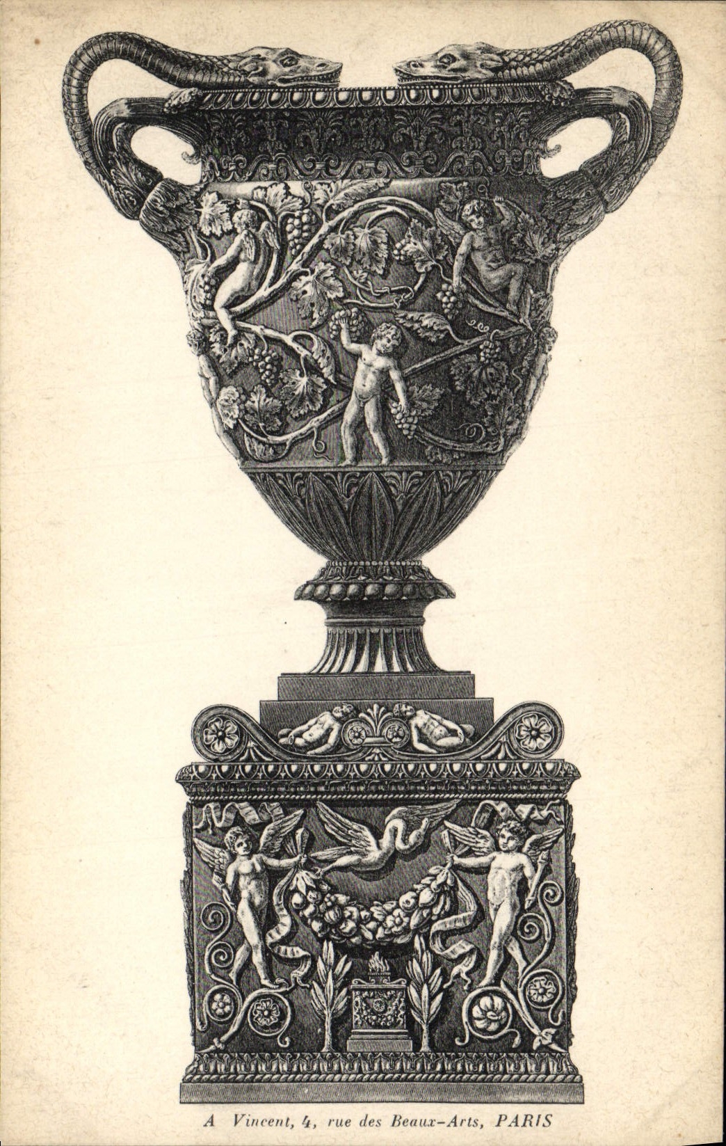 Vase décoratif à anses serpentines — A Vincent, 4, rue des Beaux-Arts, PARIS