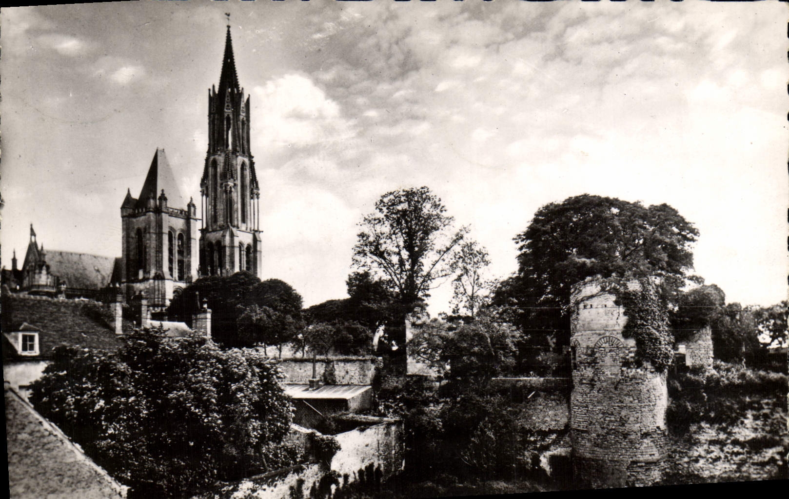 CPM Senlis Ruines De l'Ancien Chateau Et La Cathedrale
